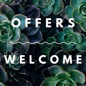 All reasonable offers will be considered!! 💕👜🌺